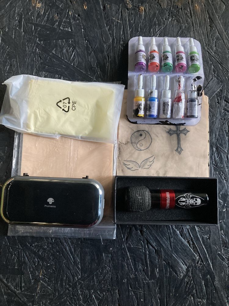 Vand set complet pentru tatuaje