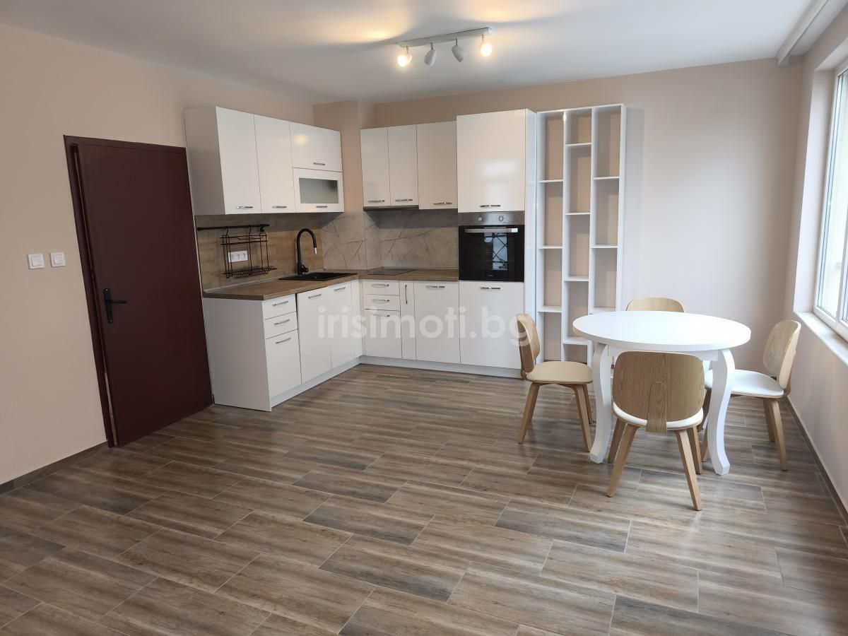 Под наем двустаен, €630, 65кв.м. в Редута