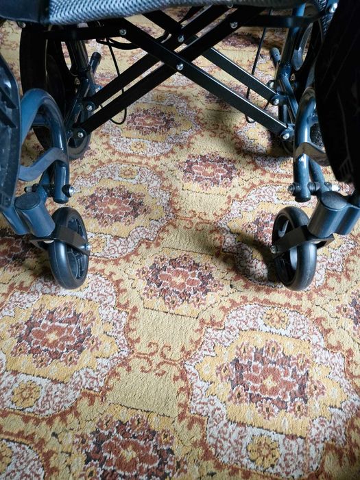 Vand carucior cu rotile pentru persoane cu handicap