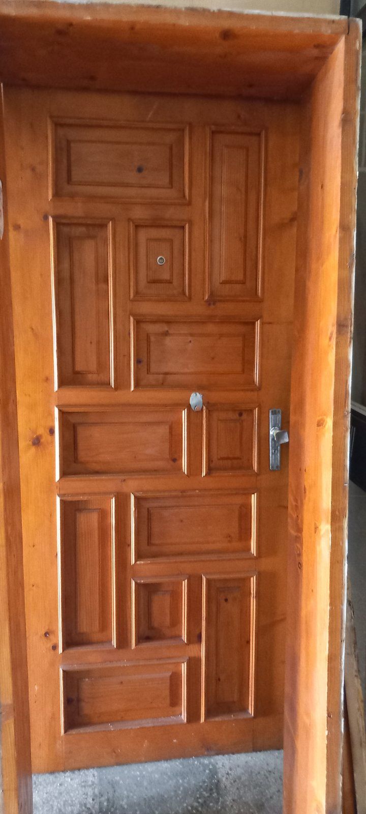 Дървена входна врата