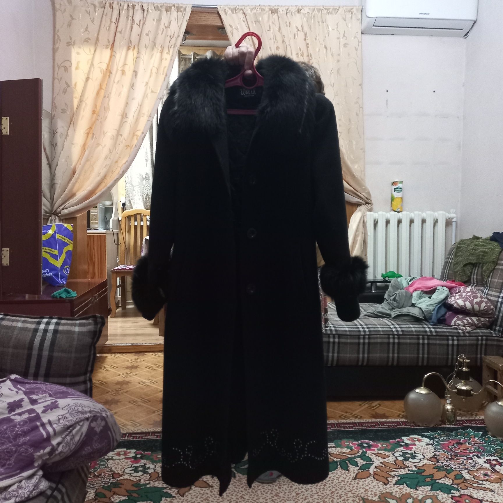 Чёрное пальто 48 размер. Новое. В хорошем состоянии.. Зимнее.