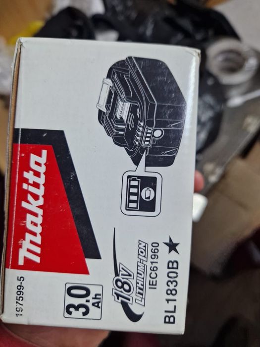 Зарядное устройсвто и батарея макита makita