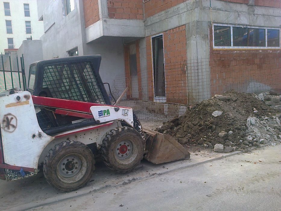 Inchiriez bobcat cu picon ,burghiu,foreza cilindru compactor