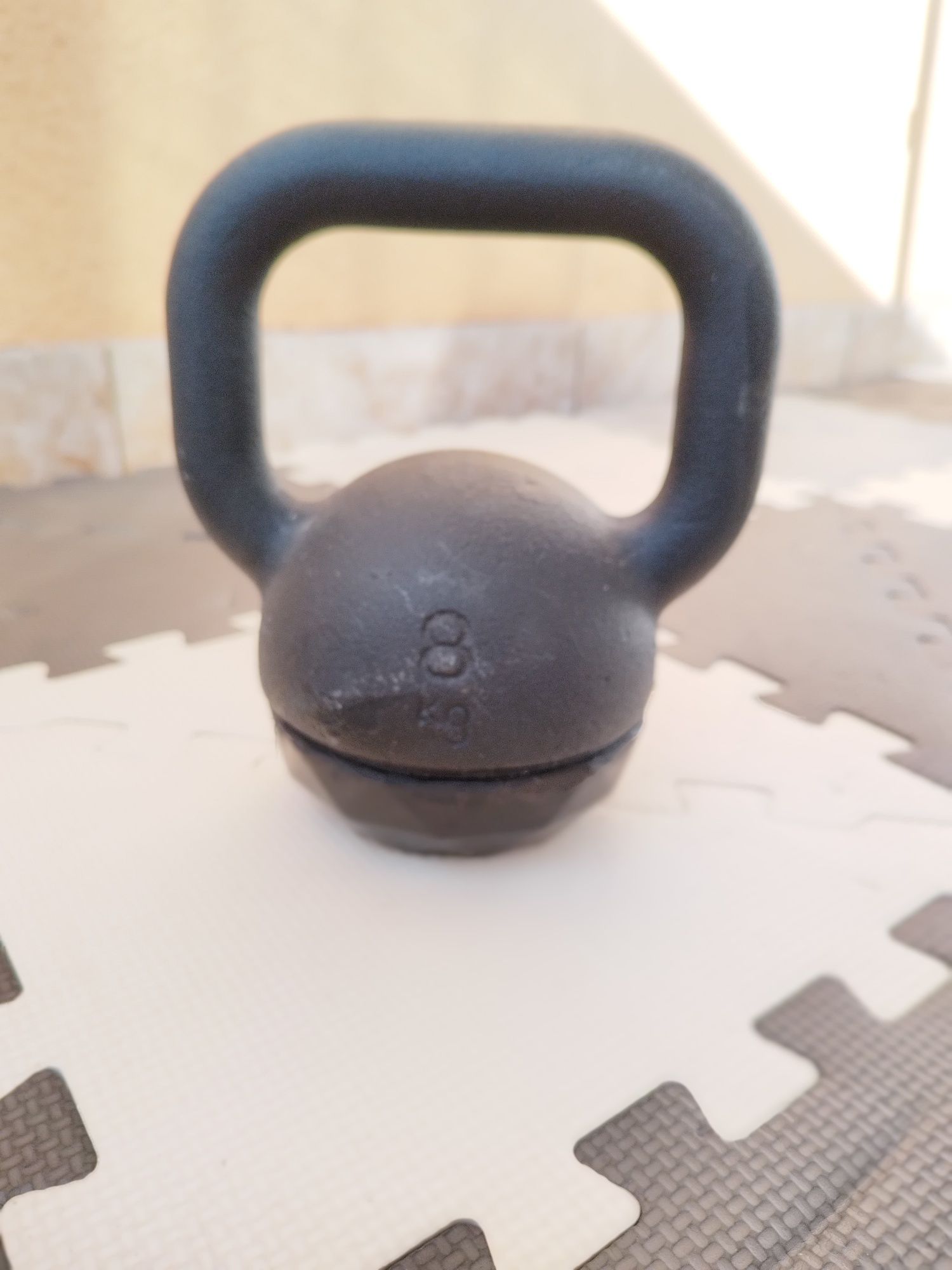 Ganteră Kettlebell din Fontă și Bază din Cauciuc 8 kg