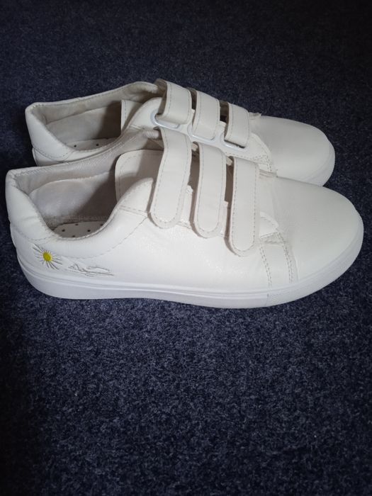 Продаются женские кроссовки