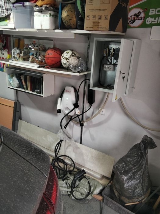 Установка зарядных устройст на электромобили, гибриды и тд