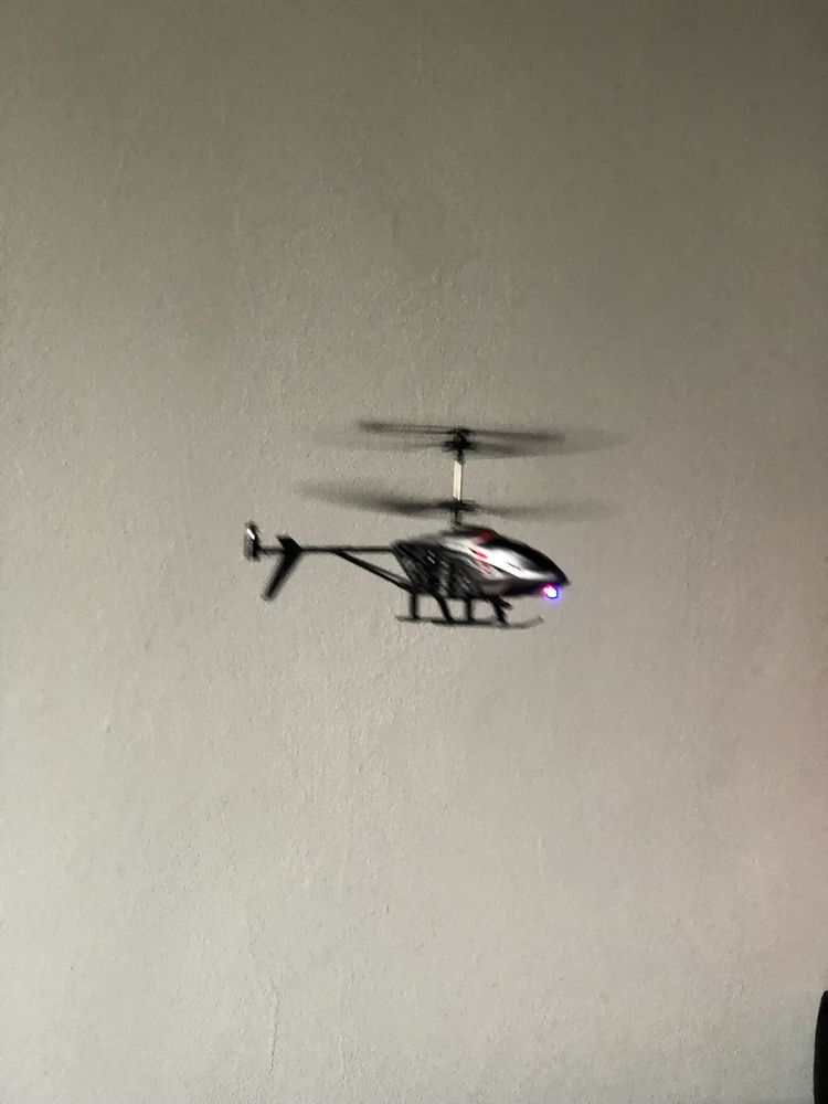 Elicopter cu telecomanda, AeroQuest, gri, giroscop si lumini LED
