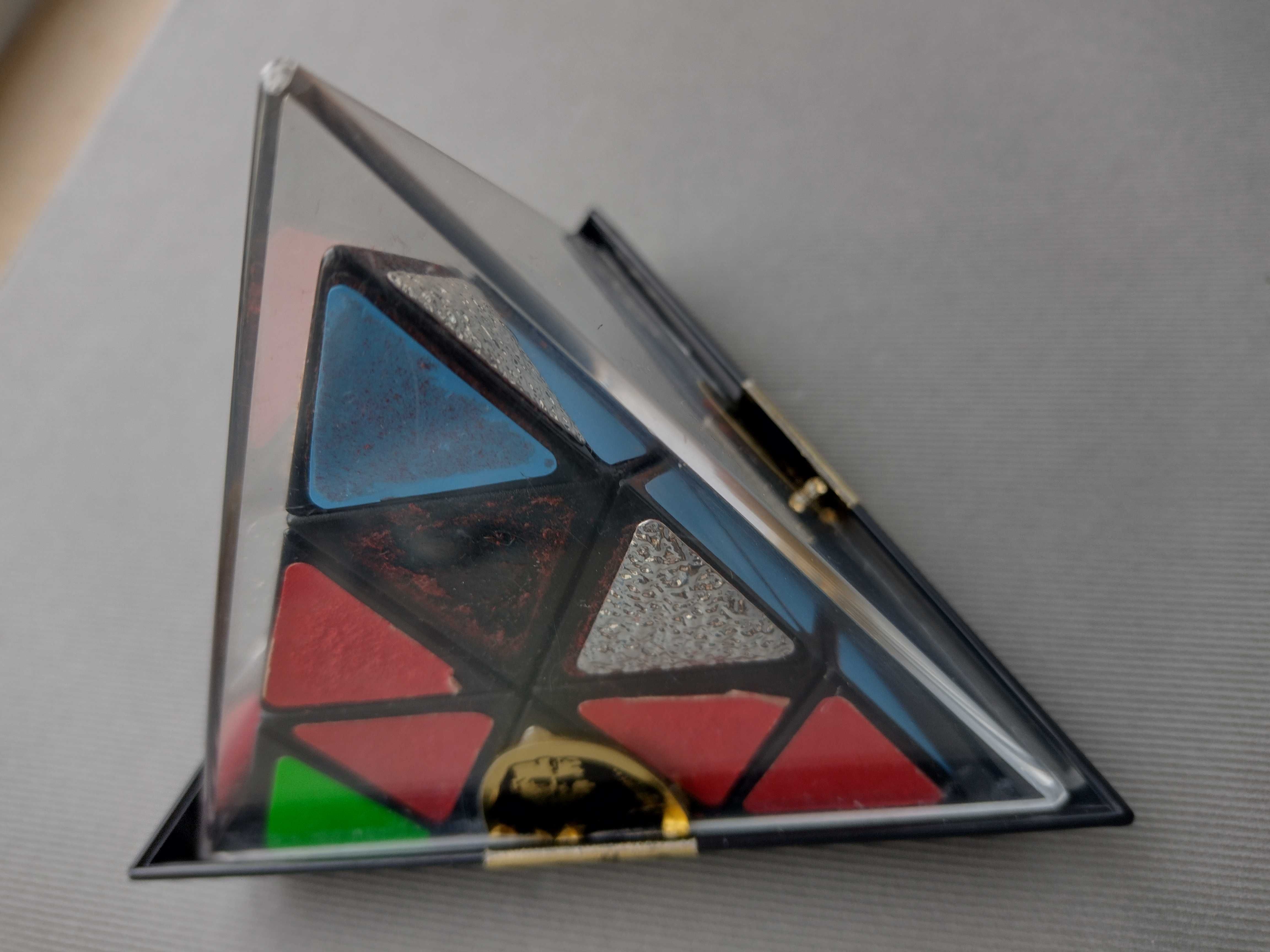 pyraminx mefferts 1981 г пъзел в стила на Кубчето на Рубик.