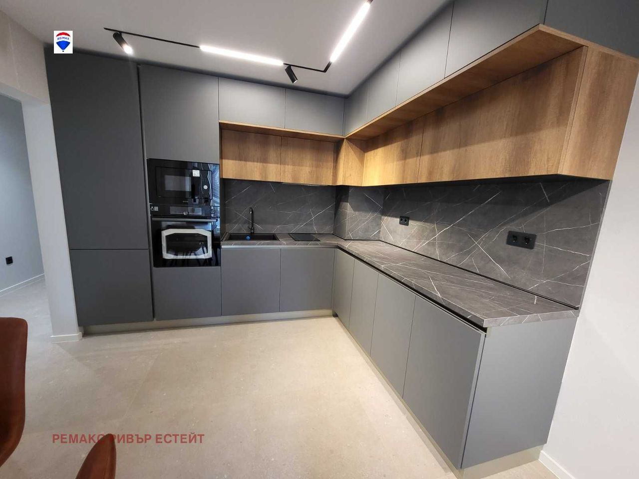 Дава се под наем Двустаен апартамент в Русе, Център - 65 кв.м за 663 € - Снимка #1