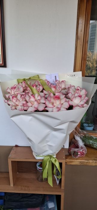 Продам букет роз , упакованы,  бело розовый ,  букет подарочный , отли
