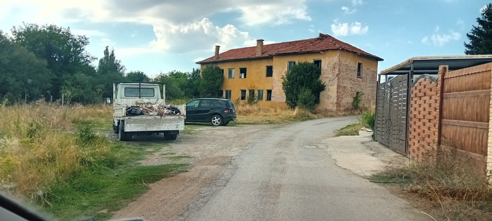 Продава се празен парцел в бившия стопански двор на кв. Яна