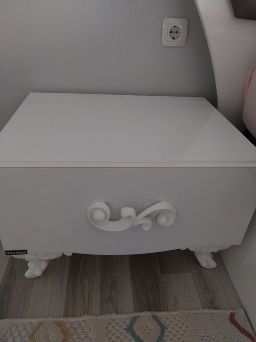 Скринове и нощни шкафчета