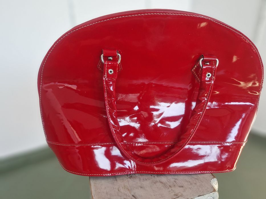 Дамаска лачена чанта в червен цвят