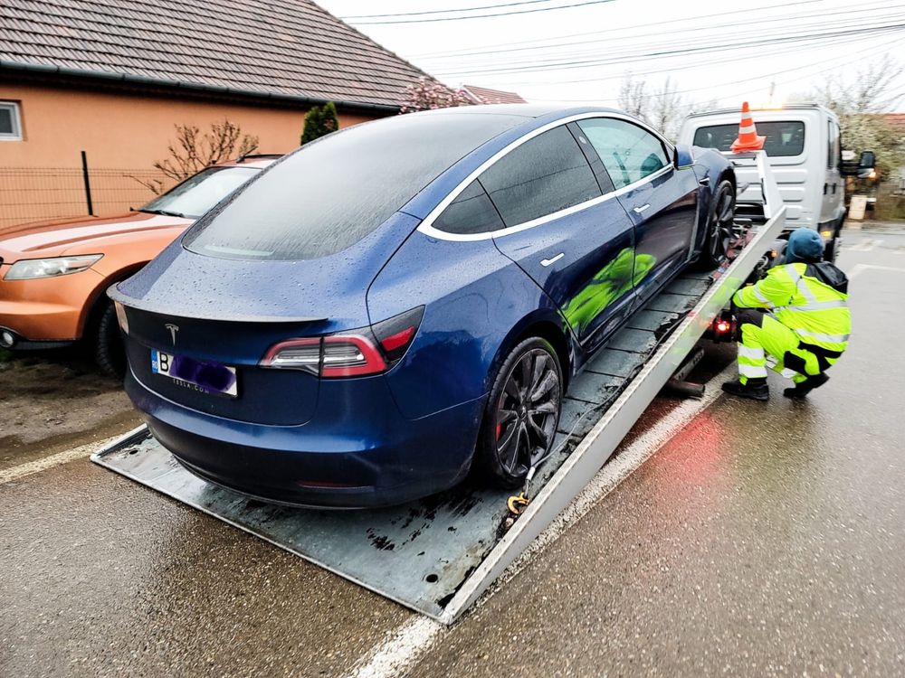 Tractari auto utilaje transport slep platforma auto blocat incuiat