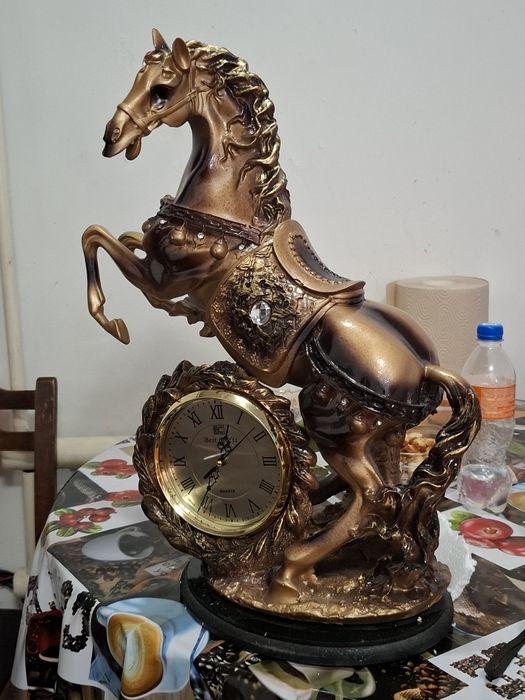 Гипсавый конь с часами  можно click