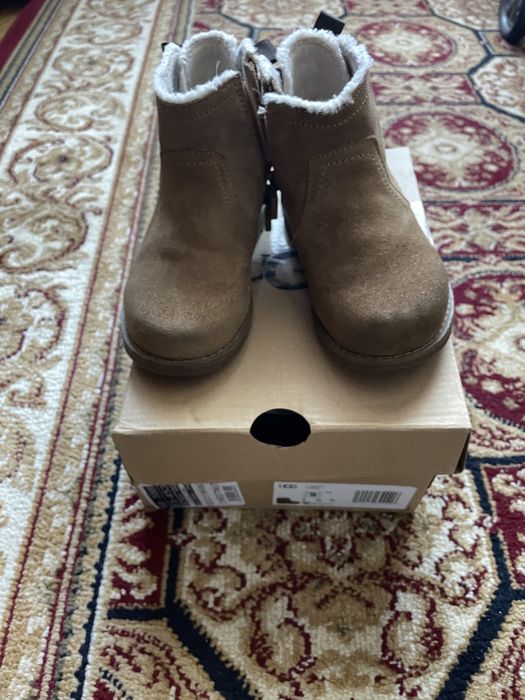 Vand UGG nr. 26 originale in stare foarte buna