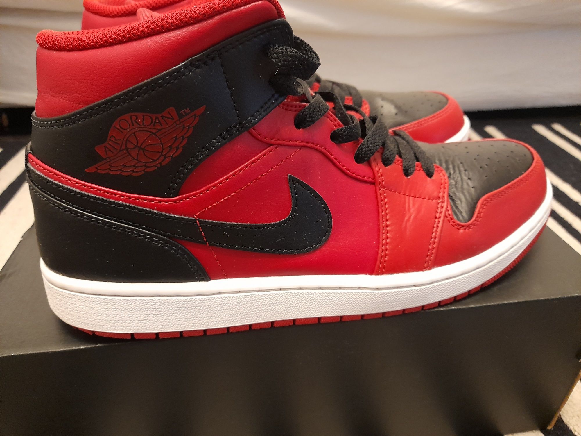 Jordan 1 mid reverse bred номер 44