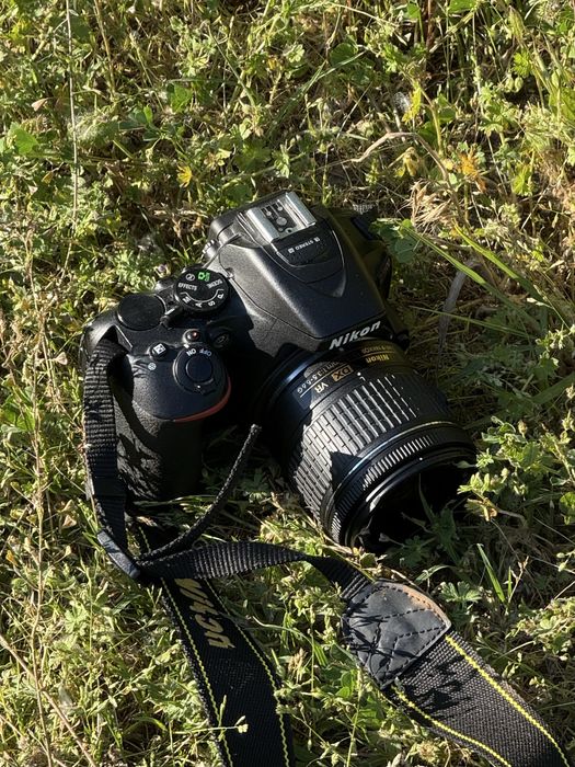 Продавам Nikon D5600 с обектив + аксесоари – Отлично състояние!