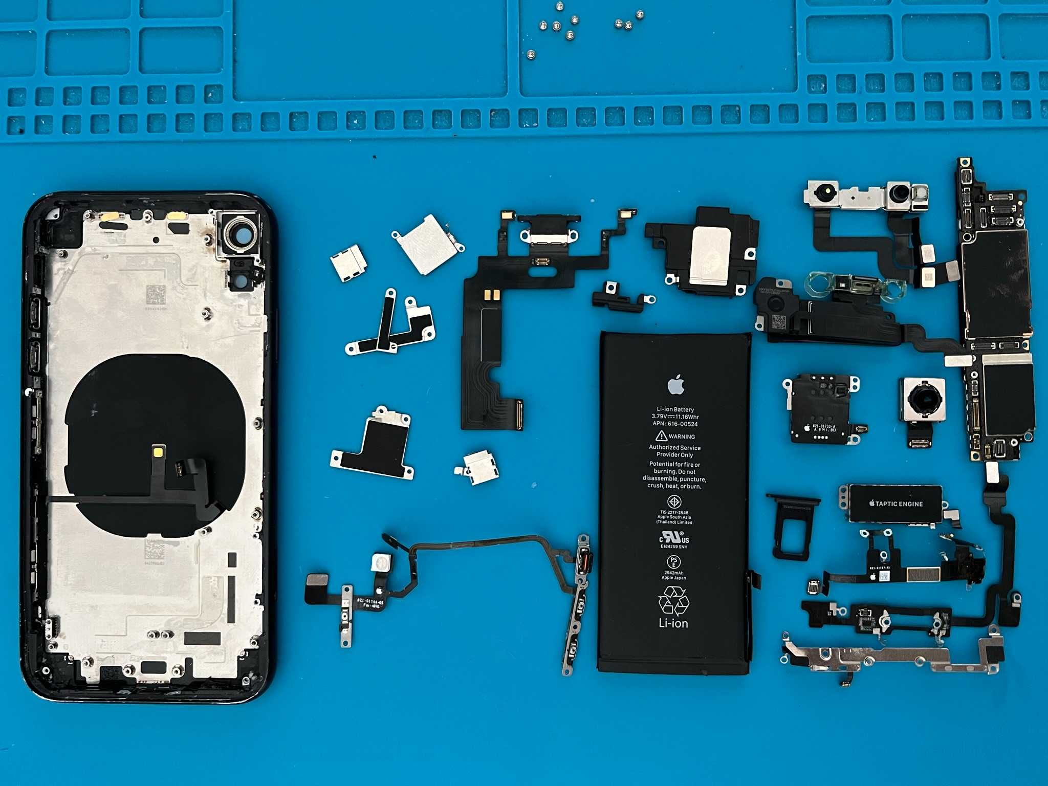 iPhone XR на части