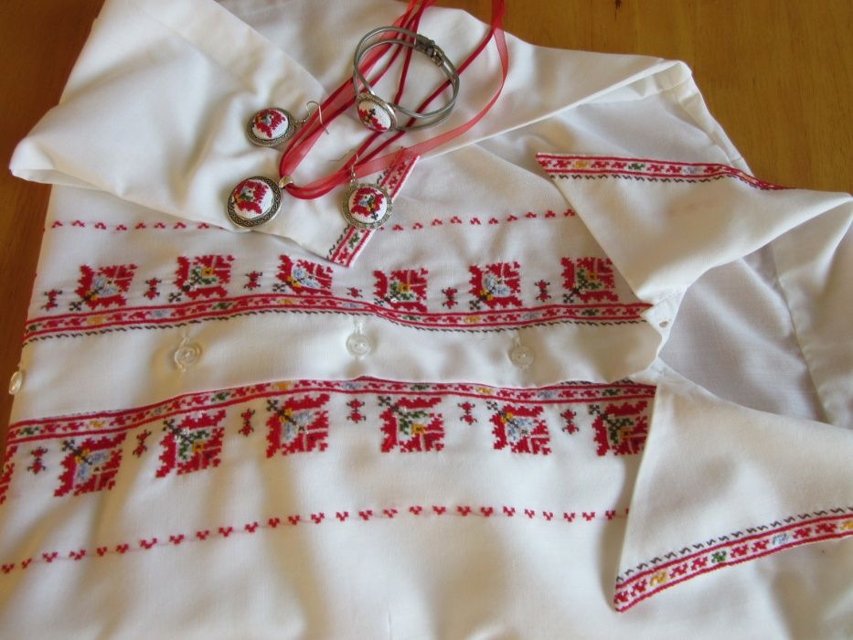 Ръчно бродирана риза и бижута с българска шевица