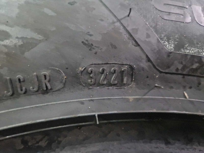 4 Goodyear R17 235/65/ 
летни гуми 
DOT3221