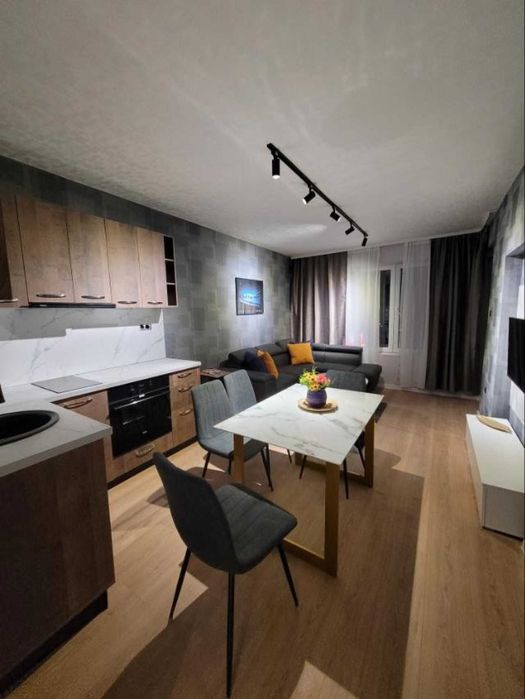 Продава се Тристаен апартамент в Пловдив, Кършияка - 70 кв.м за 1929 €/кв.м - Снимка #1