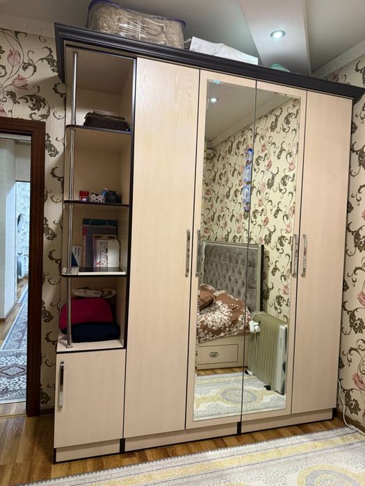 Жуда яхши холатда сакланган Шкаф сотилади