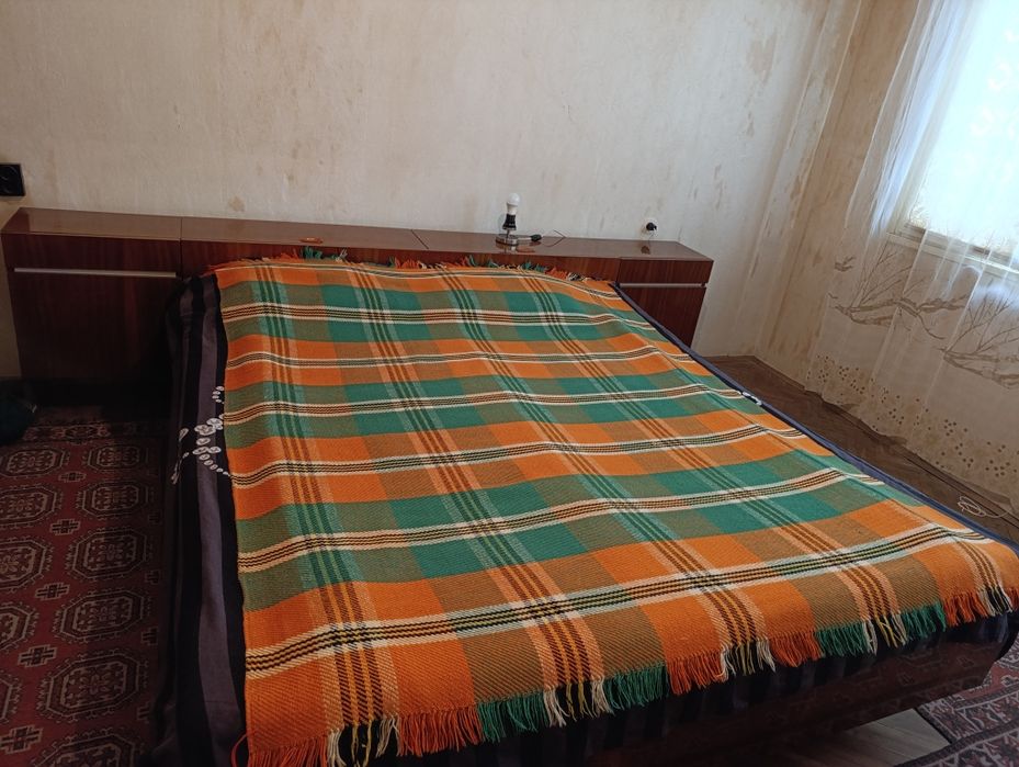 Спалня, нощни шкафчета, тоалетка с огледало