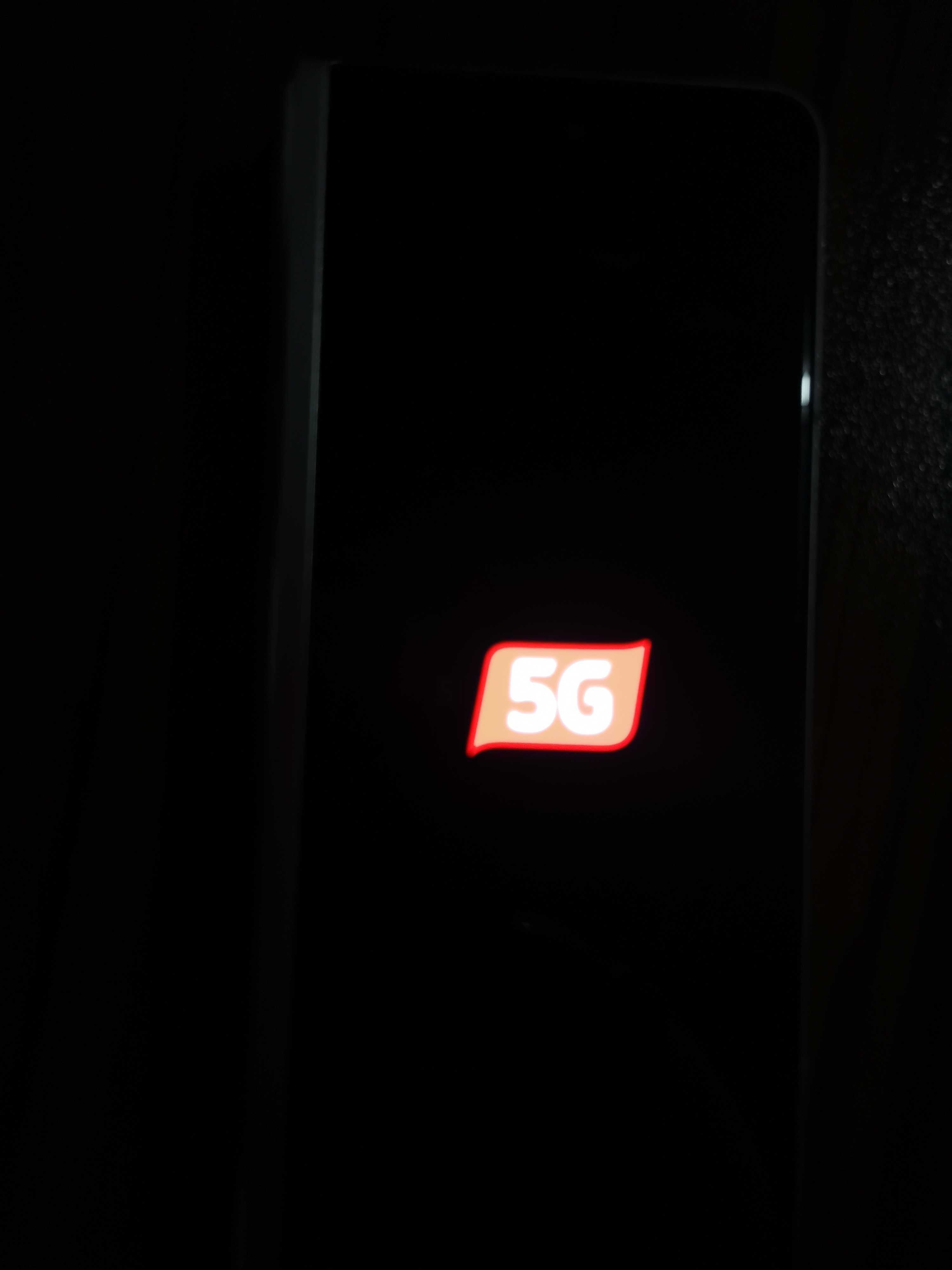 Намалена цена 390 лв. Чисто нов телефон Samsung Galaxy Z Filp 4 256gb