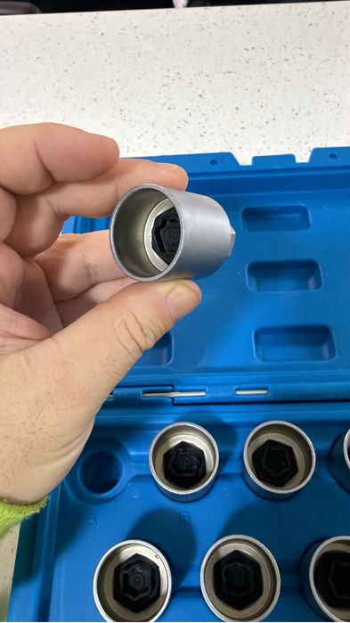 Deblocari antifurt roti / prezoane auto / desfacere / extragere