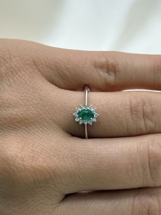 Inel din aur alb cu smarald si diamante