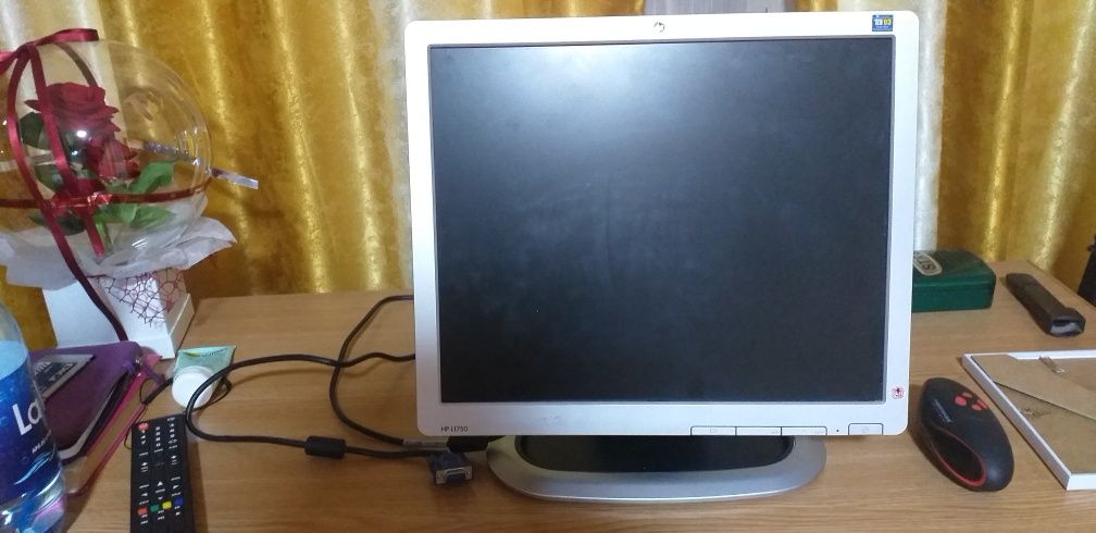 Monitor rotativ  HP L 1750,  17 inch