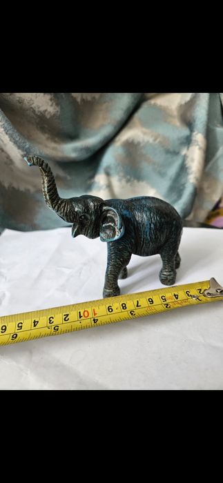Elefant cu trompa în sus
