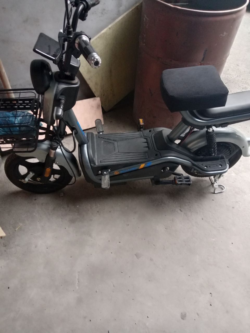 Skuter sotladi elektro