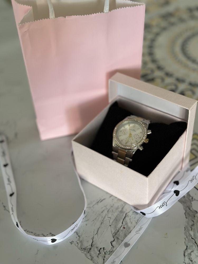 Часы пандора вместе с подарочной коробкой
