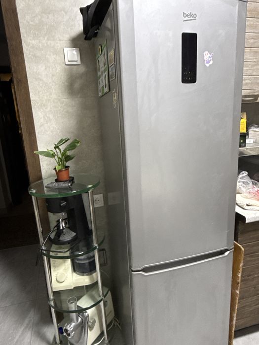 Продам не рабочий холодильник .