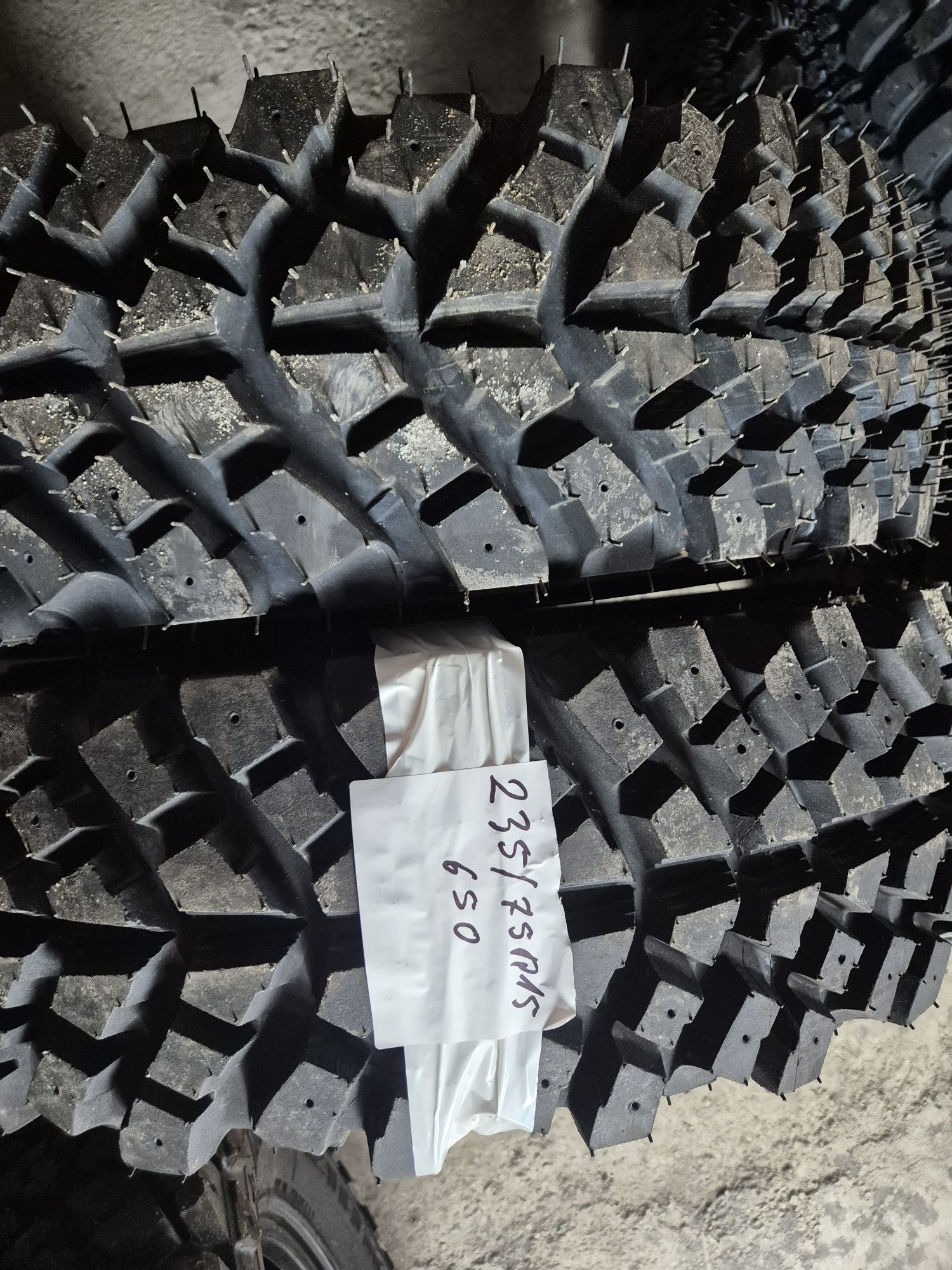 Anvelope off road 235/75R 15.