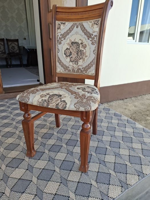 Стол и 12 стульев, б/у, срочно продаю самовывоз