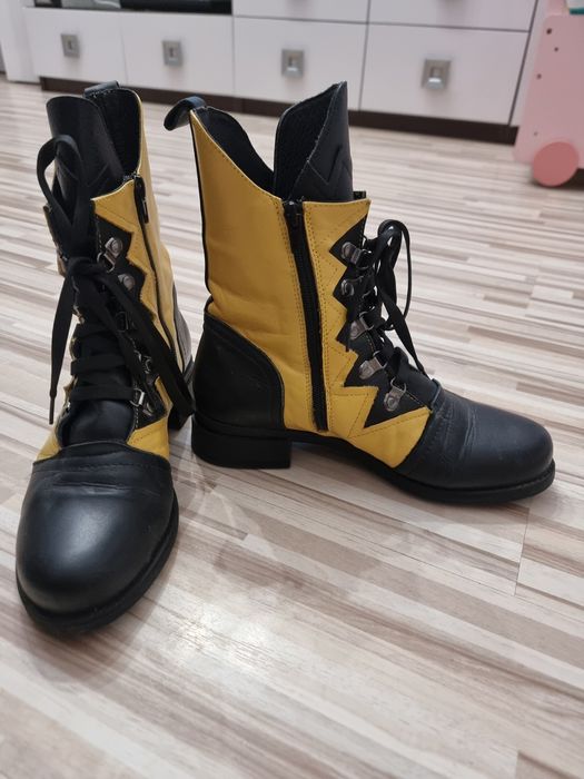 Боти от естествена кожа обувани 3-4 пъти.Без забележки. 38 номер