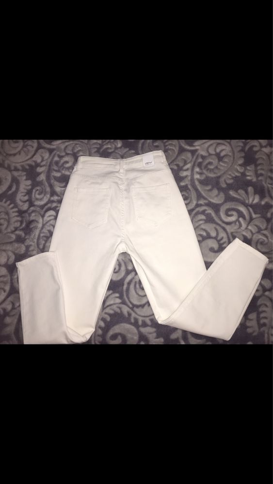 Продам белые джинсы Мом Турция новые 44(27) размер!
