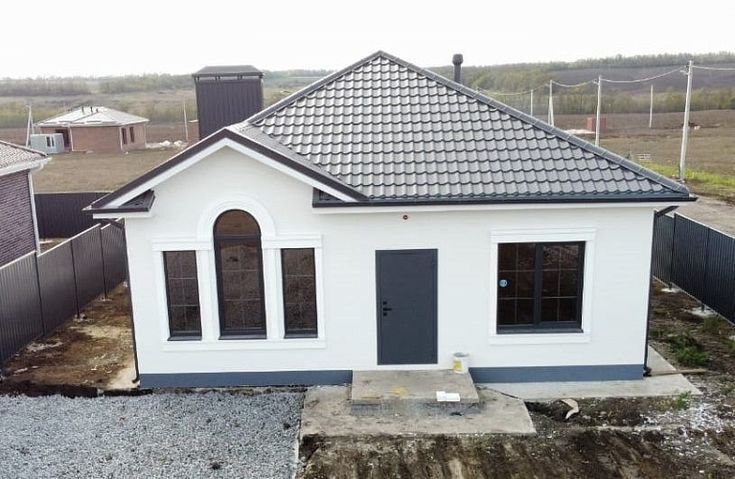 Casele din panouri termoizolante sunt apreciate pentru simplitatea mon