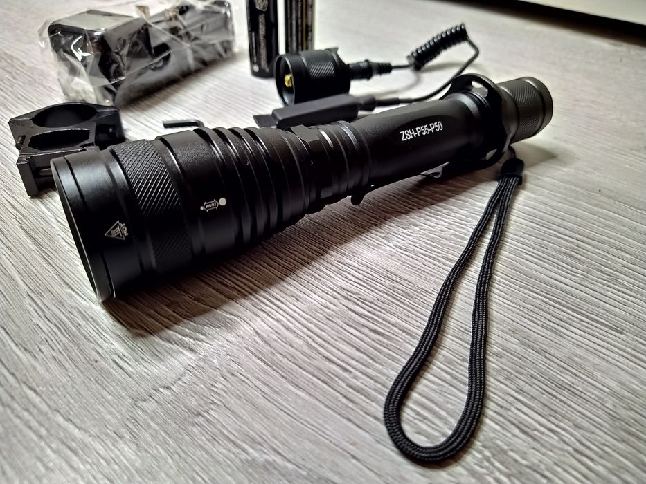 CREE P50-SW VÂNĂTOR v2 - Lanterna profesionala, 100% metal pt arma