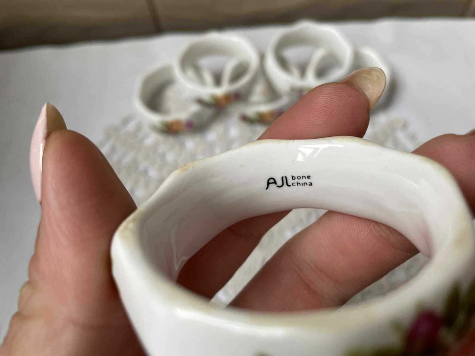 Красиви пръстени от костен порцелан от Англия с рози