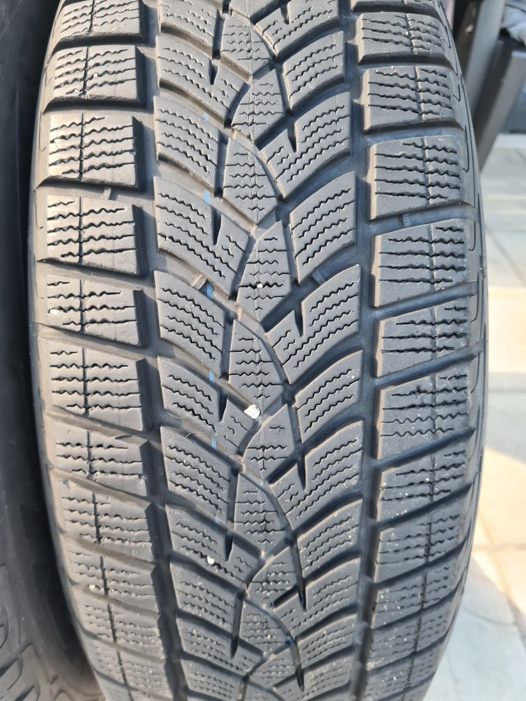 2бр. Зимни Гуми 215/65/17 99V  Goodyear