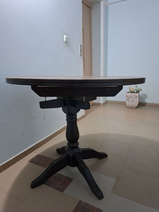 Продавам кръгла дървена маса