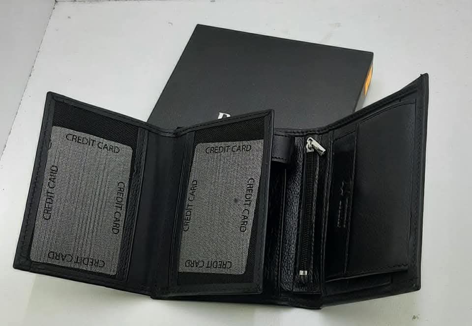 Мъжки портфейли Boss и Armani  естествена кожа,няколко модела - 40 лв.