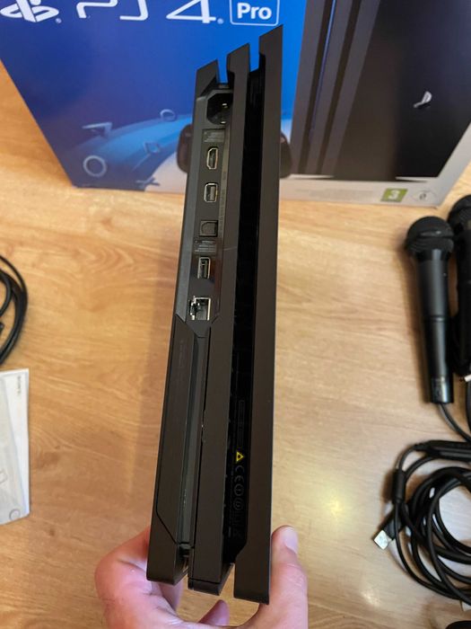 PlayStation 4 PRO 1TB, два джойстика, 5 игри, оригинална опаковка