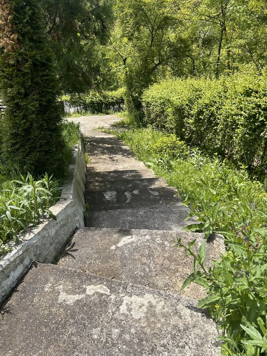 Vand casa cu etaj intr-o zona linistita