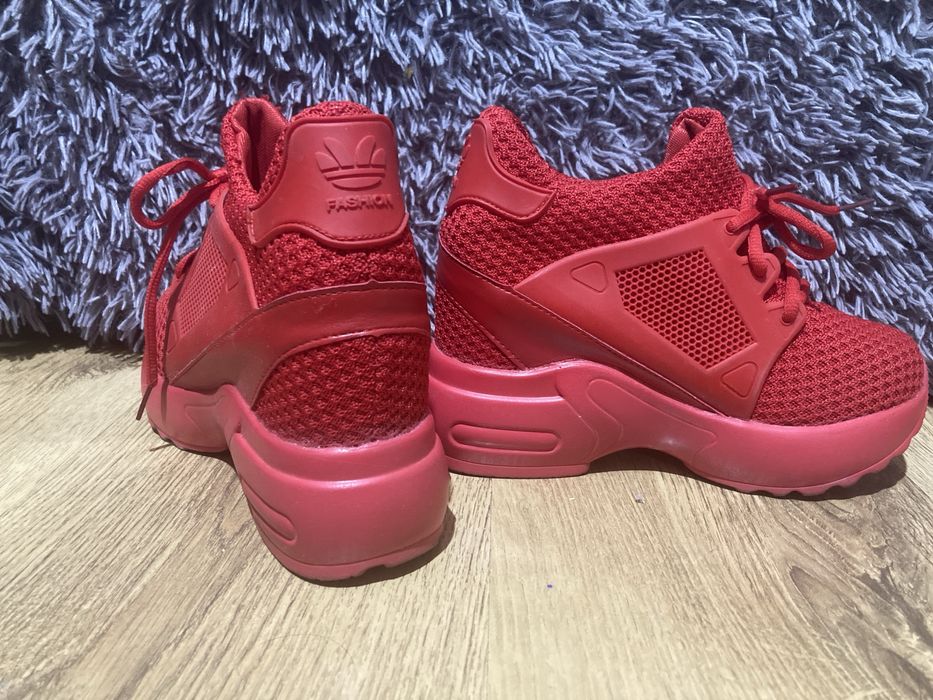 Маратонки -червени и бели