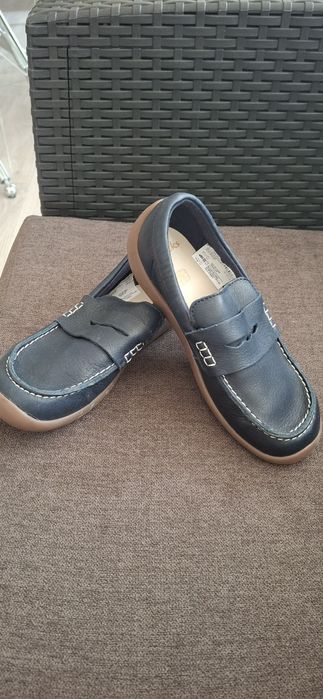 Продам кожаную обувь лоферы для мальчика